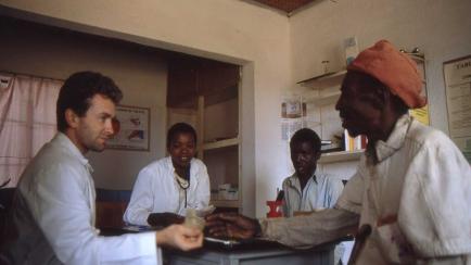 Fernando Simón pasando consulta en Burundi, donde estuvo de voluntario con la ONG Médicos del Mundo.