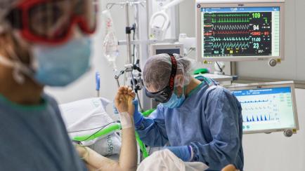 BARCELONA, SPAIN - 2020/04/29: Health workers wearing protective gear as a precaution assist a COVID19 patient in the ICU during the pandemic.
Since the beginning of the Corona virus pandemic, the number of Intensive Care Unit (ICU) patients in ...