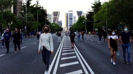 Varias personas pasean por el Paseo de la Castellana en Madrid el 9 de mayo de 2020 (Ely Pineiro/Getty Images)