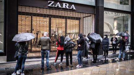 People waiting the opening of the ZARA store in Bordeaux , France, on May 13, 2020 during the coronavirus emergency. (Photo by Fabien Pallueau/NurPhoto via Getty Images)