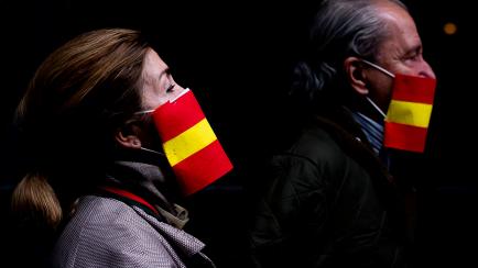 MADRID, SPAIN - MAY 14: Two people with the flag of Spain in their masks during a protest by residents of the Salamanca neighborhood on Calle Núñez de Balboa against the government's management of the coronavirus crisis on May 14, 2020 in Madr...