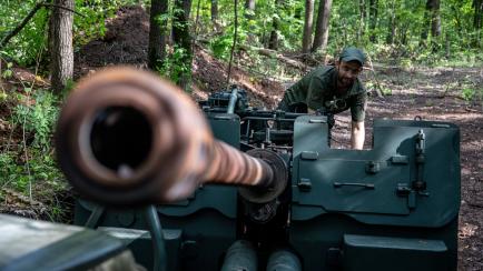 Un militar ucraniano opera un cañón de artillería en la región de Járkov, este martes.