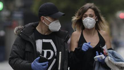 Ciudadanos con mascarillas FPP2