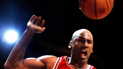 Michael Jordan anota frente a los Warrios, en 1997.