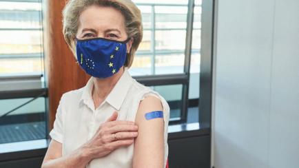 Ursula von Der Leyen, con su tirita comunitaria, tras ponerse la vacuna de Pfizer.