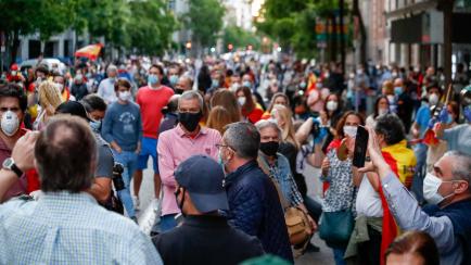 MADRID, SPAIN - MAY 17: A crowd is seen during a protest againt the Government of Pedro Sanchez due to the management of the coronavirus crisis at the headquarters of Socialist Party on May 17, 2020 in Madrid, Spain. (Photo by Ãscar J. Barros...