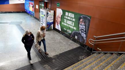 El cartel racista de Vox, en la estación de Puerta del Sol de Madrid.