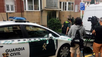 La Guardia Civil inspecciona la casa donde vivía la pareja de Castro Urdiales. 