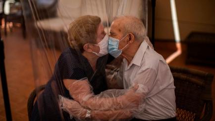 El beso a través del plástico de Agustina y Pascual tras 102 días sin verse