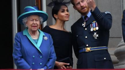 Isabel II junto a Meghan Markle y el príncipe Harry en julio de 2018.