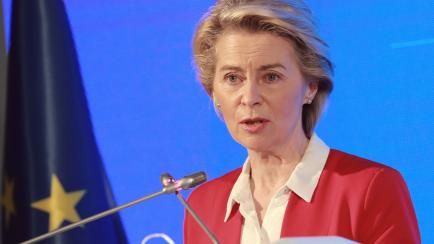 La presidenta de la Comisión Europea, Ursula Von der Leyen, interviene en una rueda de prensa.