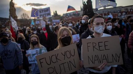 Miles de personas salen a la calle en Rusia en apoyo a Navalni.