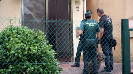 Agentes de la Guardia Civil junto a guías caninos, durante el registro efectuado este miércoles en el piso de la mujer detenida en Castro Urdiales (Cantabria).