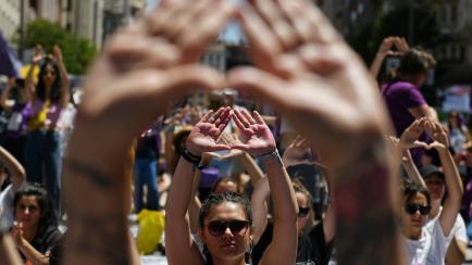 Manifestantes se movilizan por la violencia contra la mujer