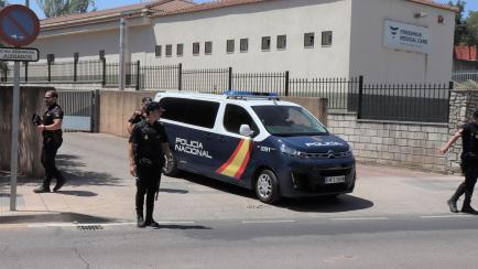 Un furgón policial trasladada desde los juzgados de Cáceres al centro penitenciario de esta ciudad a los dos detenidos por el robo de 45 botellas en el hotel-restaurante Atrio.