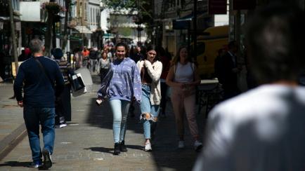 Varias jóvenes pasean por las calles de Gibraltar el 6 de abril de 2021.