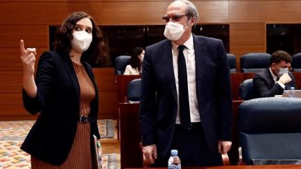 La presidenta de la Comunidad de Madrid, Isabel Díaz Ayuso, conversa con el portavoz socialista, Ángel Gabilondo (d), al inicio de una nueva sesión de control en la que la oposición pide a la presidenta regional que rinda cuentas sobre su ge...