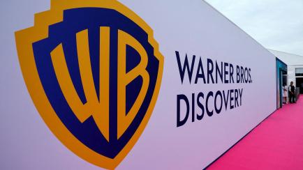 Un cartel con el logo de Warner Bros en el Festival de Cannes, en julio.