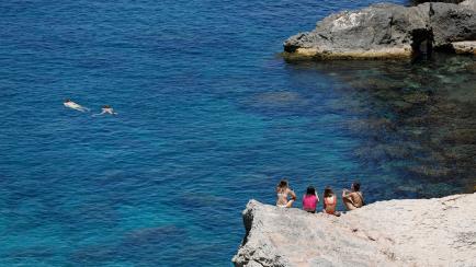Turistas bañándose en una cala en Mallorca.