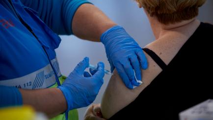 Una ciudadana recibe la vacuna contra el coronavirus en el estadio Wanda Metropolitano en Madrid.