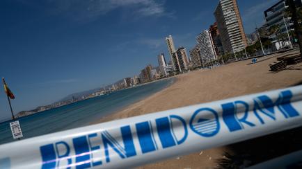 The Levante Beach is cordoned off as it remains closed in Benidorm on June 1, 2020. - With the numbers of new cases and deaths slowing, Spain has begun a gradual, staged transition out of a national lockdown put in place to fight the spread of t...