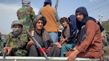 Talibanes ante el aeropuerto Hamid Karzai de Kabul, este 31 de agosto. 