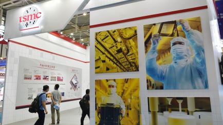 Visitantes del stand de TSMC en una feria de tecnología en Nanjing, China, el pasado febrero. 