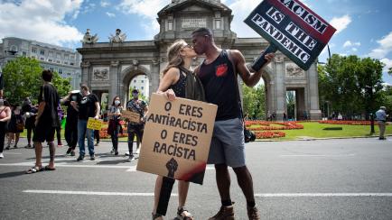Una pareja se besa frente a la Puerta de Alcalá de Madrid, durante las protestas contra el racismo este 7 de junio.