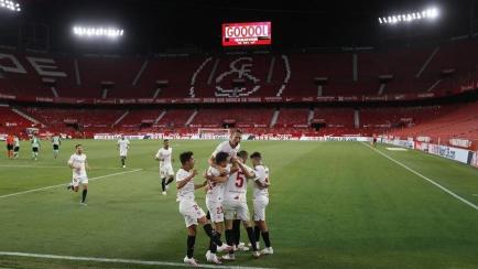 Jugadores del Sevilla se abrazan tras marcar el primer gol
