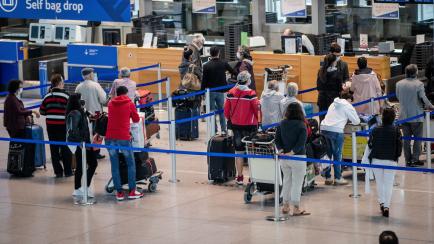 10 June 2020, Baden-Wuerttemberg, Stuttgart: Passengers check in their baggage at Stuttgart Airport at the check-in desk. Starting next week, there will be more flights to Palma de Mallorca from Stuttgart Airport. Photo: Christoph Schmidt/dpa (P...