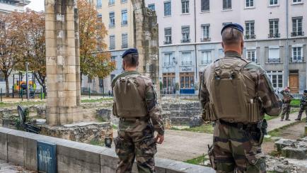Dos militares, frente a los restos de la iglesia de Lyon (Francia), el 1 de noviembre de 2020.