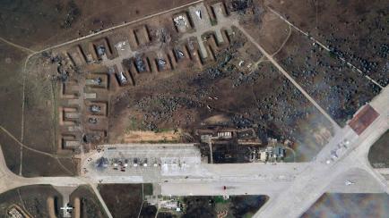 Imágenes de Planet Labs PBC de la base de Saki, sacudida por las explosiones del martes en Crimea. 
