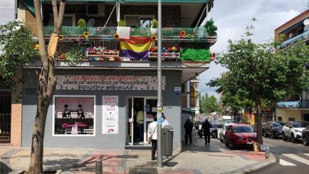 Una bandera republicana en un balcón en el barrio de Entrevías, en Puente de Vallecas, este miércoles 28 de abril.