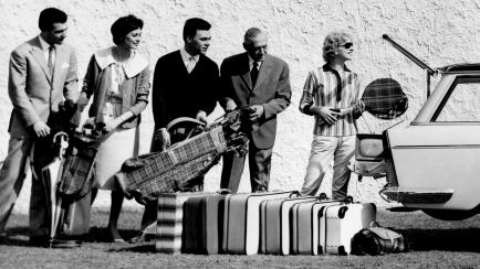 Familia marchando de viaje en 1959.