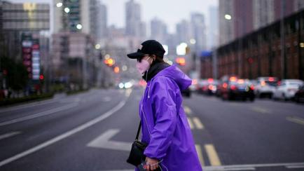 Una mujer con mascarilla, en Shanghái.