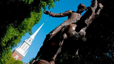 Estatua de bronce de Paul revere en Boston.
