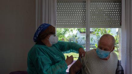 La enfermera Visitación Mena vacuna a José Losada, de 96 años, con una dosis de Janssen en Taboadela (Orense) el 30 de abril de 2021. 