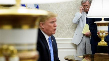 Imagen de archivo de Trump y su ex asesor de seguridad nacional, John Bolton, en la Casa Blanca.