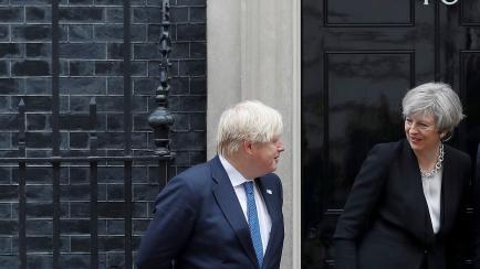 Theresa May y Boris Johnson, ante la residencia de Downing Street, en mayo de 2017. 