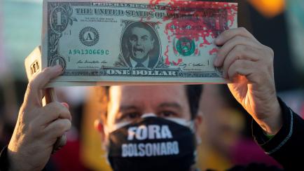 Los opositores al Gobierno del presidente de Brasil, Jair Bolsonaro, participan en una manifestación frente al edificio del Congreso Nacional, en Brasilia.
