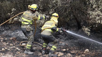 Bomberos trabajan en la extinción de un incendio en Tarazona (Zaragoza).