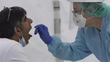 Realización de un test de coronavirus en Extremadura.