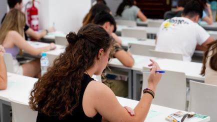 Alumnos andaluces se presentan a las pruebas de acceso a la universidad, en Sevilla el 14 de junio de 2022.