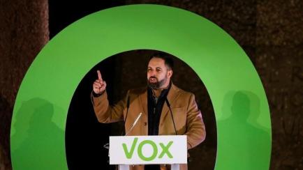 El líder de Vox, Santiago Abascal, este viernes, durante al acto de cierre de campaña del partido en la Plaza de Colón de Madrid. EFE/ Juan Carlos Hidalgo