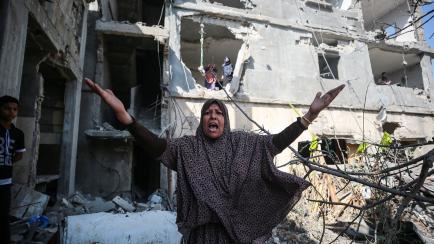 Una mujer protesta tras encontrar su casa destruida tras el alto al fuego entre Israel y Hamás en Beit Hanoun, Gaza (Palestina).