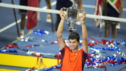 Carlos Alcaraz levanta el trofeo de campeón del US Open 2022