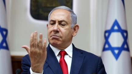 Benjamin Netanyahu revisa su mano durante una reunión de su consejo de ministros, en julio de 2019.