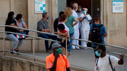 Dos enfermeras comprueban la lista de pacientes en el CAP Prat de la Riba de Lleida, donde se centraliza la atención a los posibles afectados