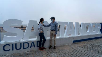 A couple talking with the mandatory mask in front of the sign with the word ''Santander, Spain, on May 25, 2020'' during the 2 de-escalation phase of the confinement imposed due to the covid-19 health crisis. (Photo by Joaquin Gomez Sastre/NurPh...