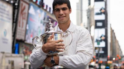 El campeón del US Open,Carlos Alcaraz, posa con el trofeo en Times Square.